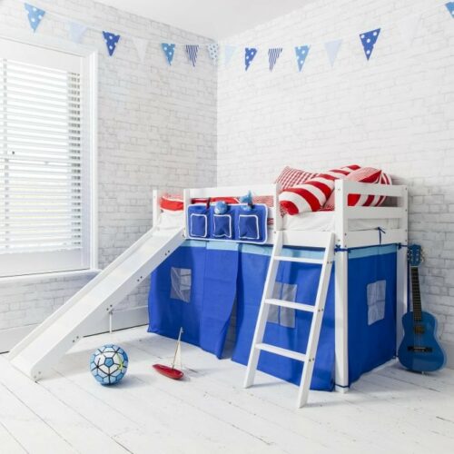 Oskar in White with Slide in White with Blue Tent